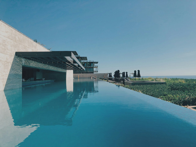 Hotel Infinity Pool Seminyak Bali, Foto Hanya Ilustrasi, Bukan Gambar Sebenarnya, Sumber Foto: Unsplash/ Alex Korolkoff
