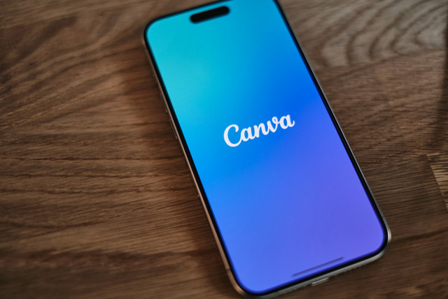 Cara Membuat CV di HP. Foto Canva. Sumber Unsplash appshunter.io
