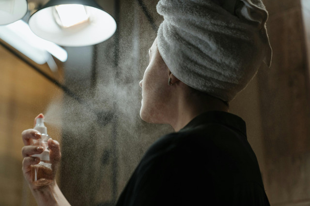 Ilustrasi setting spray untuk kulit berminyak. Sumber: Pexels/cottonbro studio