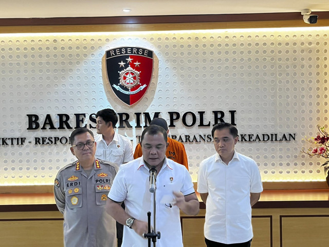 Dirtipeder Bareskrim Polri Brigjen Pol. Nunung Syaifuddin Kasus menyampaikan keternangan pers terkait Gudang Sianida di Mabes Polri, Jakarta, Rabu (14/5/2025). Foto: Rayyan Farhansyah/kumparan