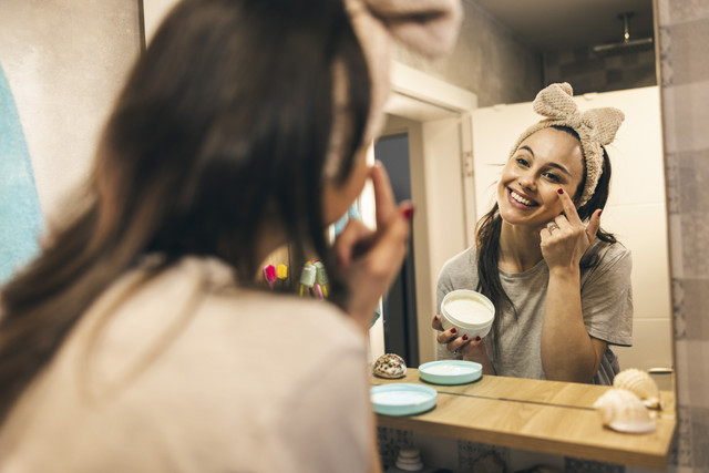 Ilustrasi 7 Kandungan Skincare yang Harus Dihindari Kulit Sensitif. Foto: MilanMarkovic78/Shutterstock