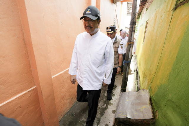 Mensos Saifullah Yusuf atau Gus Ipul mengunjungi rumah Ahmad Ardiansyah, calon siswa Sekolah Rakyat di Kota Pasuruan, Jawa Timur, Rabu (14/5/2025). Foto: Kemensos RI