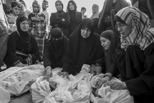 Warga Palestina meratapi mayat anak-anak yang tewas dalam serangan Israel di Jabalia, di Rumah Sakit Indonesia di Beit Lahia, Jalur Gaza utara, Rabu (14/5/2025). Foto: Bashar Taleb/AFP