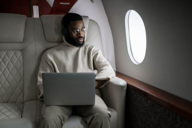 Ilustrasi mengaktifkan fitur airplane mode laptop di pesawat. Foto: Pexels.com