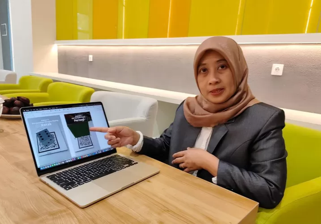 Prof Dr Ir Umi Laili Yuhana SKom MSc, menunjukkan aplikasi inovasinya. Foto Humas ITS