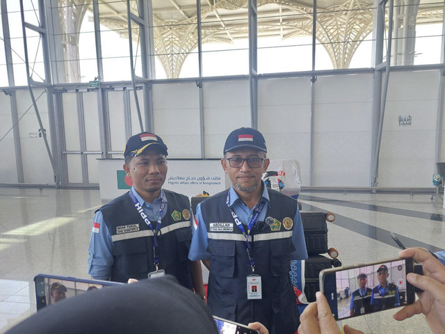 Wakil Kepala Daker Bandara Abdillah memberikan keterangan pers tentang barang bawaan jemaah haji berupa rokok 100 slop, disebar di 9 koper. Foto: Dok. Media Center Haji