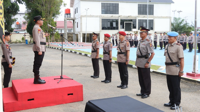 Prosesi upacara serah terima jabatan yang digelar di halaman Mapolres Sekadau. Foto: Dok. Polres Sekadau