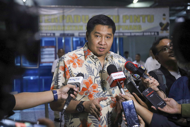 Menteri Perumahan dan Pemukiman RI Maruarar Sirait melakukan doorstep kepada wartawan usai melaksanakan rapat secara tertutup bersama sejumlah kementerian terkait rapat satuan tugas di Lapas Cipinang I, Jakarta, Rabu (14/5/2025). Foto: Iqbal Firdaus/kumparan