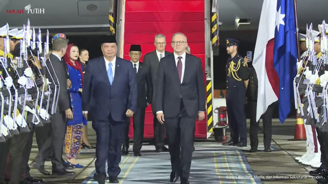 Menteri Koordinator Bidang Perekonomian Republik Indonesia Airlangga Hartarto, bersama Menteri Luar Negeri Indonesia Sugiono saat menyambut kedatangan PM Australia Anthony Albanese di Jakarta, Rabu (14/5/2025). Foto: YouTube/Sekretariat Presiden