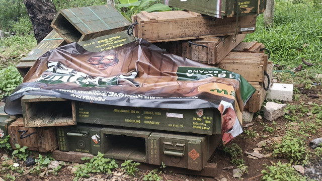 Peti kayu bekas amunisi tertumpuk di satu area kebun, di kawasan Desa Sagara, Kecamatan Cibalong, Kabupaten Garut, Jawa Barat, Rabu (14/5/2025). Foto: Robby Bouceu/kumparan