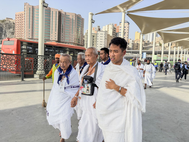 Jemaah haji Indonesia usai turun dari bus Shalawat di Terminal Syib Amir, Rabu (14/5/2025). Foto: Moh Fajri/kumparan