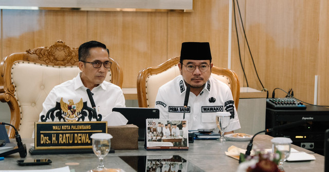 Wali Kota Palembang, Ratu Dewa, saat sidang rapat membahas penataan Kota Palembang/ist. 