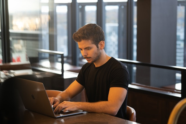 Ilustrasi cara merekam layar di laptop. Sumber: Unsplash/Anthony Riera