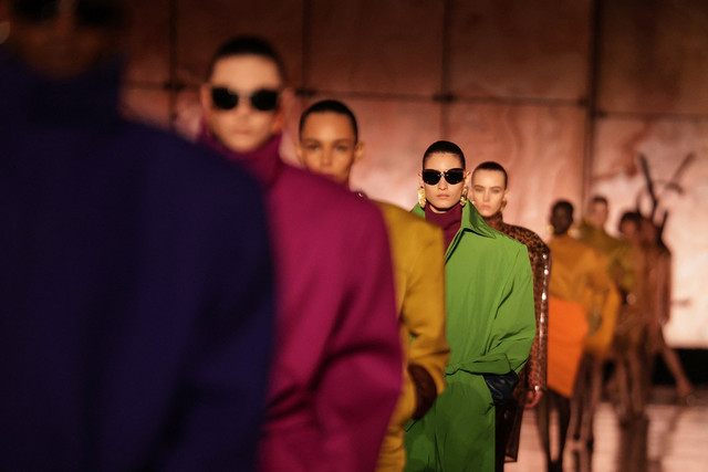 Para model berjalan di runway untuk peragaan rumah mode YSL di Paris Fashion Week 2025. Foto: AFP