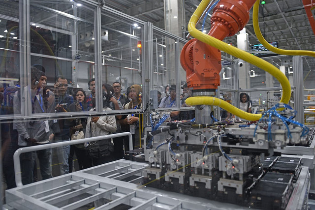 Proses perakitan baterai mobil listrik Hyundai. Foto: Hyundai