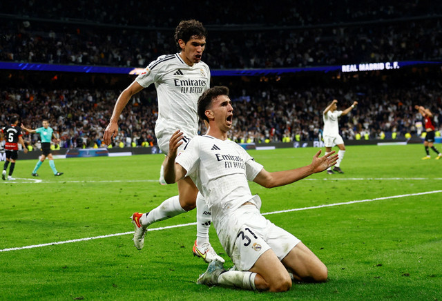 Selebrasi Jacobo Ramon bersama Jesus Vallejo usai cetak gol saat Real Madrid vs Mallorca dalam laga pekan ke-36 Liga Spanyol 2024/25 di Estadio Santiago Bernabeu, Kamis (15/5) dini hari WIB. Foto: REUTERS/Susana Vera 