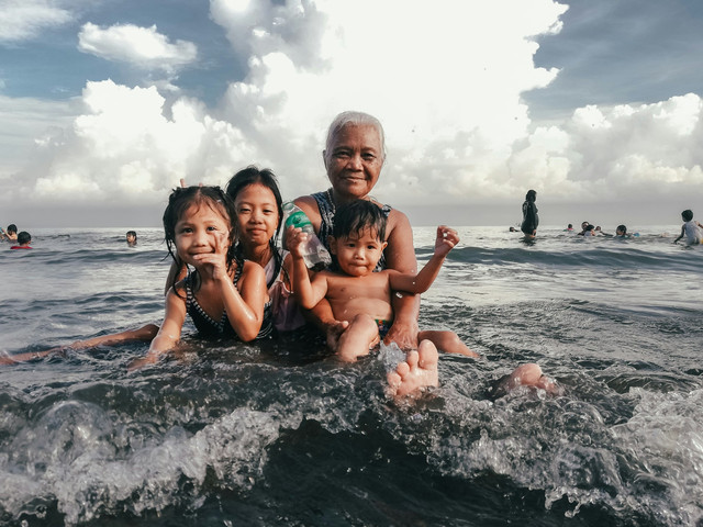 Kebersamaan keluarga yang hangat. Foto oleh Jove Duero dari Unsplash.