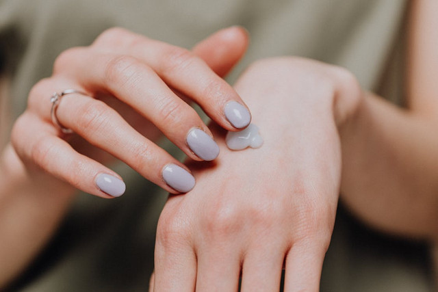 Ilustrasi. Manfaat moisturizer Glad2Glow hijau. Sumber: Pexels / Photo By: Kaboompics.com