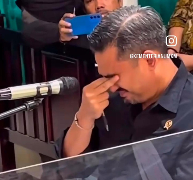 Menteri UMKM, Maman Abdurrahman saat menangis di sidang yang mempidanakan pengusaha UMKM karena tak cantumkan tanggal kadaluwarsa di produknya. Foto: Dok. instagram @kementeriamumkm