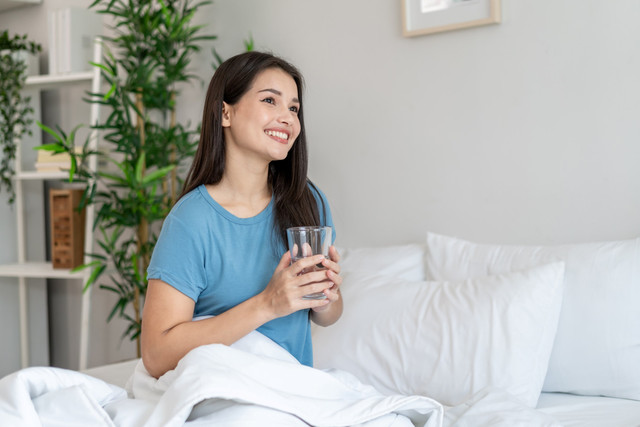 Ilustrasi konsumsi air distilasi untuk jaga kesehatan ginjal. Foto: Shutterstock