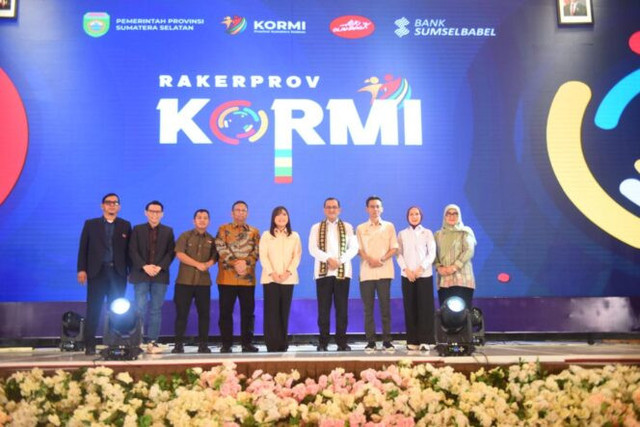 Sekda Sumsel Edward Candra bersama  Ketua Umum KORMI Sumsel, Samantha saat membuka Rakerpov. Foto : Humas Pemprov Sumsel