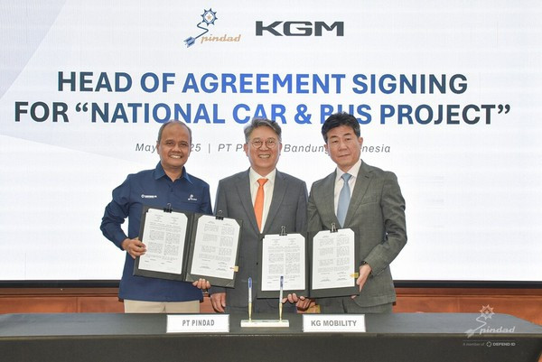 (ki-ka) Direktur Utama Pindad Sigit P. Santosa, Ketua KGM Kwak Jae-sun, dan Direktur Utama KGM Hwang Ki-young berpose untuk foto setelah menandatangani perjanjian kemitraan di kantor pusat perusahaan pertahanan Indonesia tersebut di Bandung. Foto: Pindad