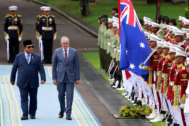 Presiden Prabowo Subianto (kiri) bersama Perdana Menteri Australia Anthony Albanese memeriksa pasukan saat kunjungan kehormatan di kompleks Istana Kepresidenan, Jakarta, Kamis (15/5/2025). Foto: Ajeng Dinar Ulfiana/REUTERS