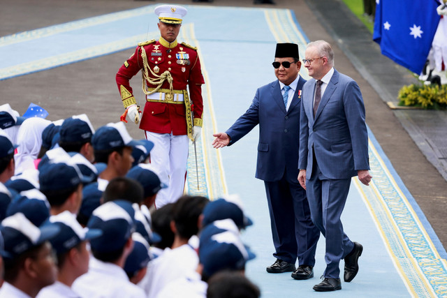 Presiden Prabowo Subianto (kiri) bersama Perdana Menteri Australia Anthony Albanese memeriksa pasukan saat kunjungan kehormatan di kompleks Istana Kepresidenan, Jakarta, Kamis (15/5/2025). Foto: Ajeng Dinar Ulfiana/REUTERS