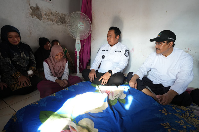 Mensos Saifullah Yusuf atau Gus Ipul mengunjungi rumah salah satu calon siswi Sekolah Rakyat, Sugita Wania Apsari atau Gita, di Probolinggo, Jawa Timur, Rabu (14/5/2025). Foto: Kemensos RI