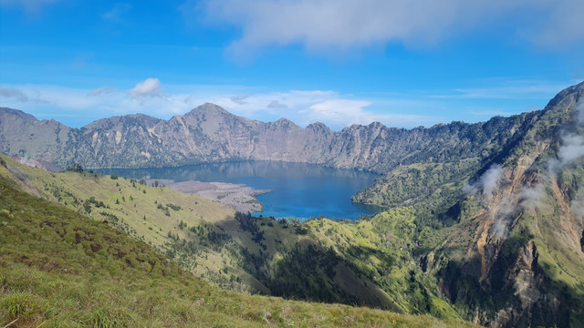 Ilustrasi Gunung Tertinggi di Asia Tenggara. Unsplash.com/Danny Schleicher