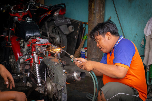 Ilustrasi Cara Menambal Jok Motor yang bolong, sumber gambar unsplash/Hobi Industri