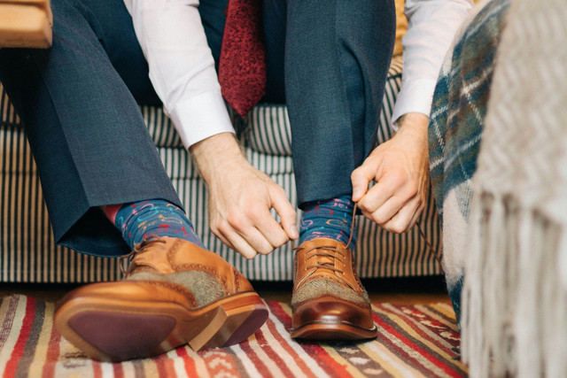Ilustrasi Cara Menambal Outsole Sepatu, sumber gambar unsplash/Loubotin Rosie