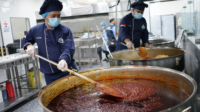 Dapur penyedia katering jemaah Indonesia. Foto: Kemenag RI