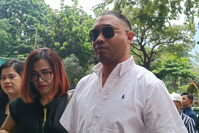 Rayen Pono hadiri agenda pemeriksaan atas laporannya terhadap Ahmad Dhani di Polda Metro Jaya, Kamis (15/5/2025). Foto: Giovanni/kumparan