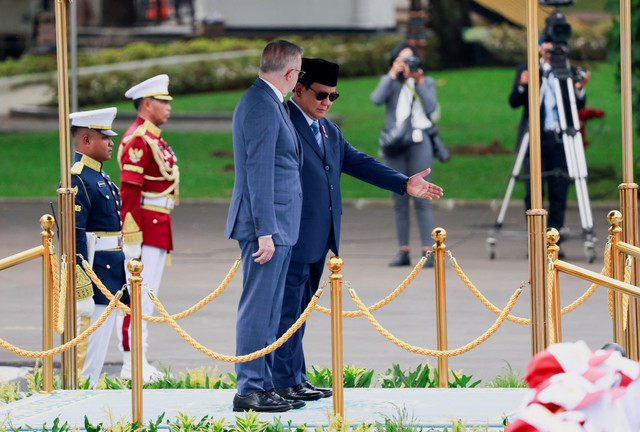 Presiden Prabowo Subianto (kanan) dan Perdana Menteri Australia Anthony Albanese dalam upacara penyambutan tamu kenegaraan di Istana Merdeka, Jakarta, Jakarta, Kamis (15/5/2025). Foto: Ajeng Dinar Ulfiana/REUTERS