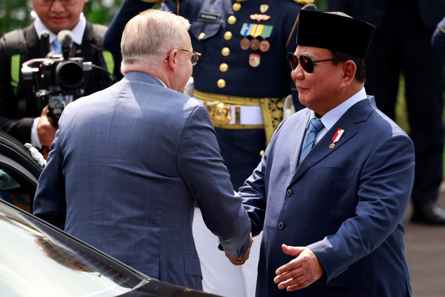 Presiden Prabowo Subianto (kanan) menyambut kedatangan Perdana Menteri Australia Anthony Albanese di Istana Merdeka, Jakarta, Jakarta, Kamis (15/5/2025). Foto: Ajeng Dinar Ulfiana/REUTERS