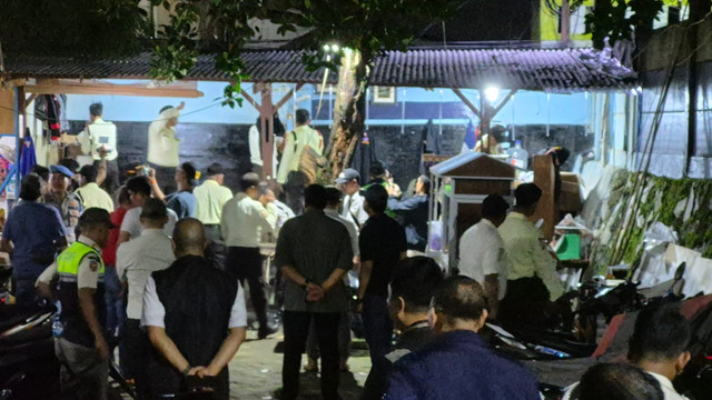 Polsek Kramat Jati bongkar posko ormas di Pasar Induk Kramat Jati, Jaktim. Foto: Polsek Kramat Jati