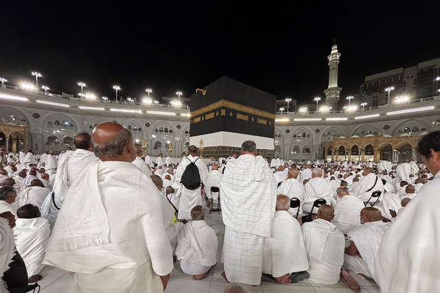 Jemaah calon haji dari berbagai negara bersiap menunaikan Salat Isya di Masjidil Haram, Makkah, Arab Saudi, Rabu (15/5/2025) . Foto: Moh Fajri/kumparan