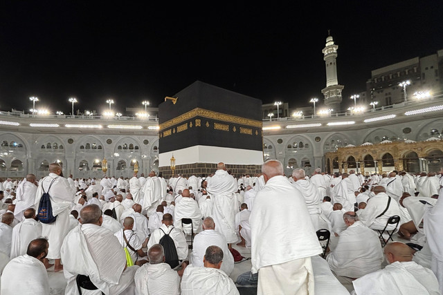 Jemaah calon haji dari berbagai negara bersiap menunaikan Salat Isya di Masjidil Haram, Makkah, Arab Saudi, Rabu (15/5/2025) . Foto: Moh Fajri/kumparan