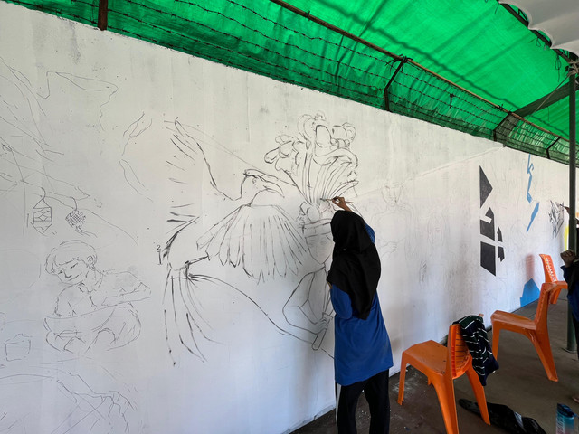 Siswi dari SMAN 1 sedang mensketsa mural 3 Suku yang ada di Kalbar. Foto: Rabiansyah/Hi!Pontianak.