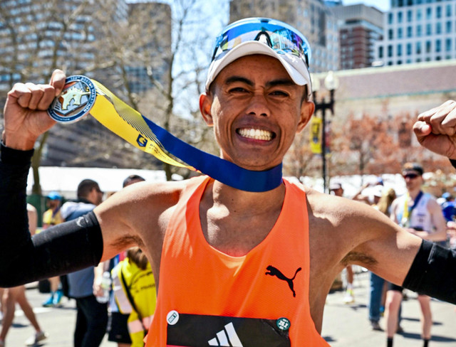 Atlet lari Indonesia Reza Aulia di Boston Marathon 2025 bersama PUMA. Foto: PUMA Indonesia