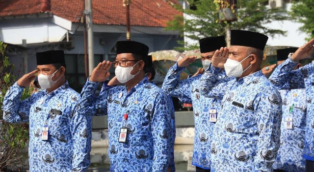 Ilustrasi ASN dalam kegiatan penghormatan saat apel atau upacara (Sumber: Kumparan)