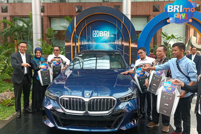 Penyerahan hadiah utama program loyalitas BRImo FSTVL 2024 di Kantor Sentra BRI, Jakarta, Kamis (15/5/2025). Foto: Muhammad Fhandra Hardiyon/kumparan