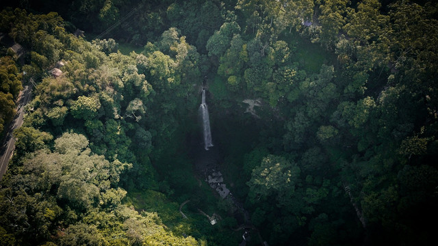 Curug Cileat Subang. Foto hanya sebagai ilustrasi, bukan tempat sebenarnya. Sumber foto: Unsplash-Hanandito Adi