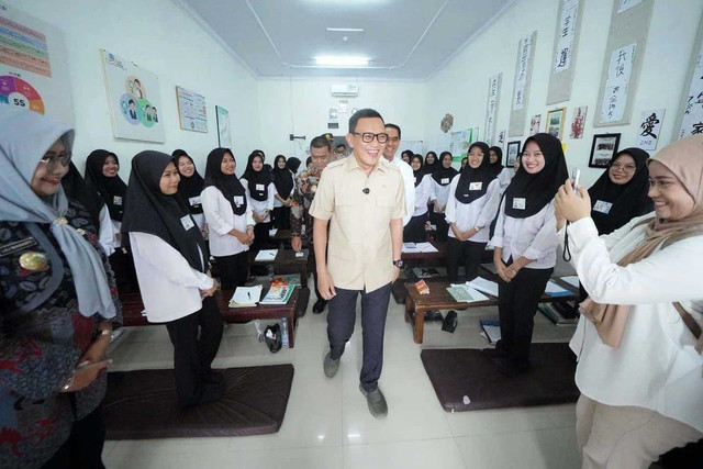 Menteri Pelindungan Pekerja Migran Indonesia (P2MI) Abdul Kadir Karding mengunjungi Lembaga Pelatihan Kerja (LPK) JIEMA di Kota Metro, Lampung, Kamis (15/5/2025). Foto: Kementerian P2MI/BP2MI