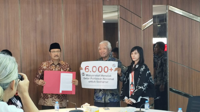 Demo dan penyerahan petisi penolakan pemberian gelar pahlawan untuk Presiden ke-2 RI, Soeharto. Foto: Rachmadi Rasyad/kumparan
