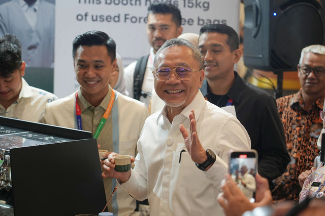 Menteri Koordinator Bidang Pangan Zulkifli Hasan usai membuka kegiatan World of Coffee Jakarta 2025 di Jakarta International Convention Center, Kamis (15/5/2025). Foto: Kemenko Pangan