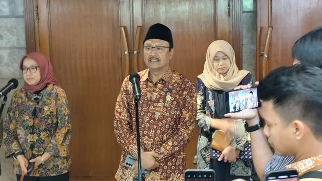 Mensos Saifullah Yusuf memberikan keterangan pers usai mengkuti rapat koordinasi pengadaan guru dan tenaga kependidikan sekolah rakyat di Kantor Kementerian Sosial, Jakarta, Kamis (15/5/2025). Foto: Rachmadi Rasyad/kumparan