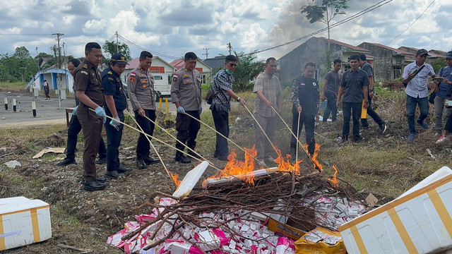 Polres Sambas memusnahkan ribuan kosmetik ilegal. Foto: Dok. Satreskrim Polres Sambas