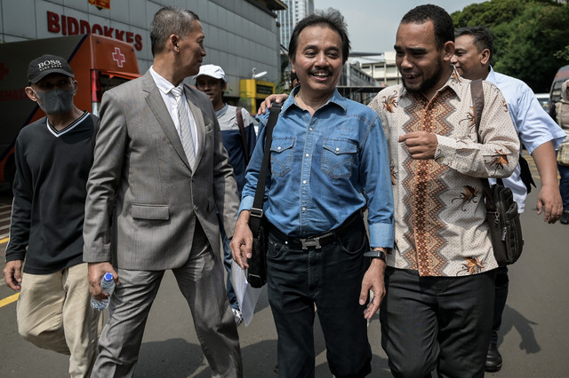 Pakar telematika Roy Suryo (kedua kanan) bersama tim kuasa hukumnya berjalan untuk menjalani pemeriksaan di Gedung Direktorat Reserse Kriminal Umum Polda Metro Jaya, Jakarta, Kamis (15/5/2025). Foto: Fauzan/ANTARA FOTO